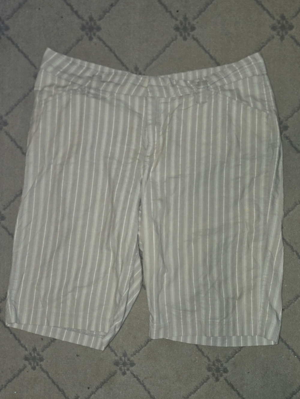 Lee M Medium Women's Cream and White Striped Bermuda Shorts